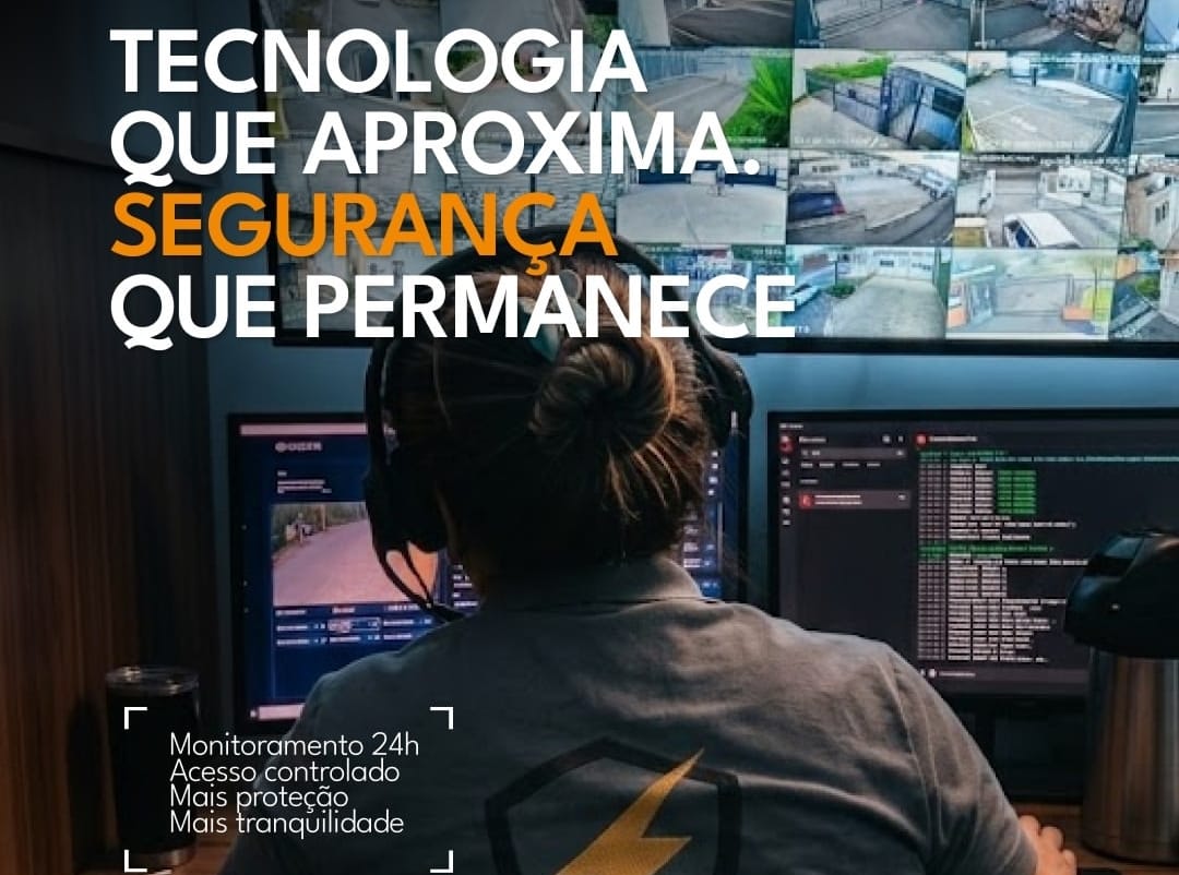 Central de monitoramento da Raio em Cotia com telas e operador