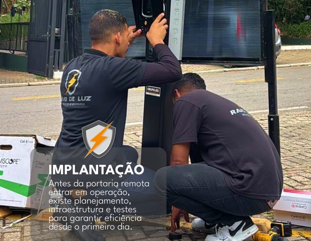 Equipe Raio realizando implantação de equipamento de segurança